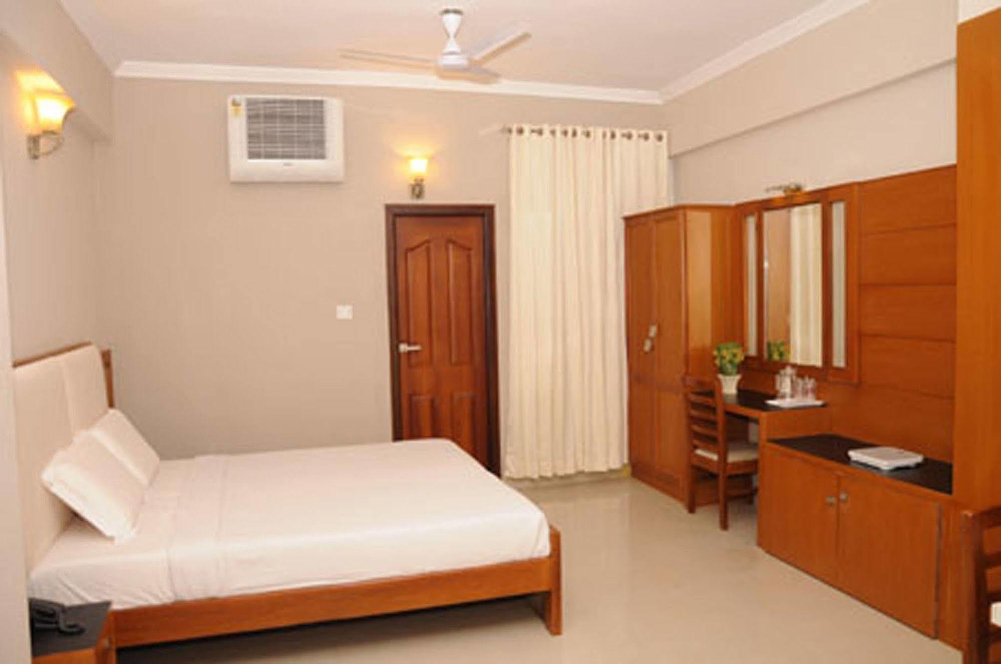 Hotel Pearl International Chennai Bagian luar foto